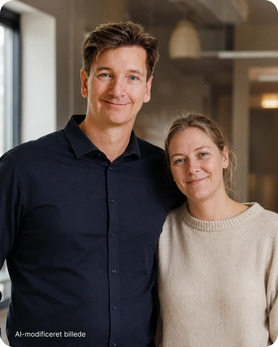 Mand og kvinde står sammen i et kontormiljø